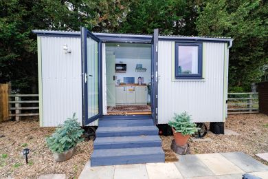 Sanctuary View Shepherds Hut (OC-S33685) Sanctuary View Shepherds Hut (OC-S33685)